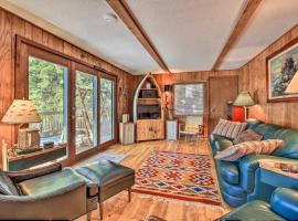 Waterfront Pet-Friendly Whitefish Lake Home with Dock, vil·la a Pine River