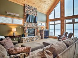 Family-Friendly Lake Mitchell Oasis Hike and Ski!, casa de temporada em Cadillac