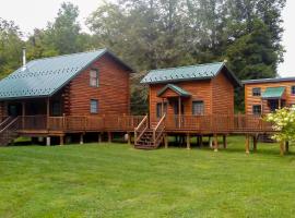 Scenic Log Cabin with Fire Pit and Stocked Creek!, hotel familiar en Titusville