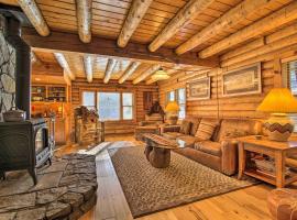Custom-Built Cabin with Spacious Deck 5 Mi to Hiking, hotel cu parcare din Arnold