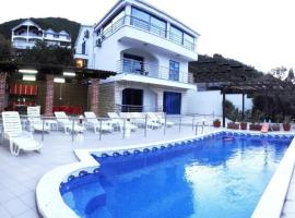 Villa Sea-N-Sun, 7 bedrooms & Pool, nearby Portonovi Marina., seoska kuća u gradu Ðenovići