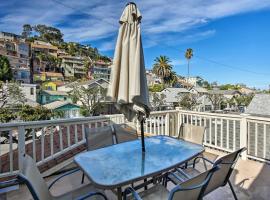 Tropical Island Escape with Deck, Walk to Avalon Bay, hotell i Avalon