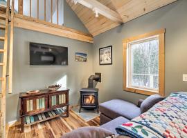 Newly Built Cabin with Hot Tub - 16 Mi to Stowe Mtn!, hotel with parking in Morristown