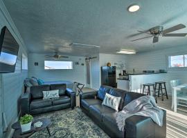 Open-Concept Cottage Less Than 1 Mi to Beach!, hotel with parking in Surfside Beach