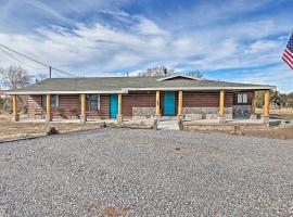 The Eagar House Ranch-Style White Mtns Escape!, hotel care acceptă animale de companie din Springerville