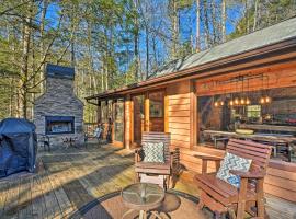 Blue Ridge Mtns Creekside Cabin with Hot Tub and Pier!, villa í Blue Ridge