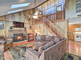 Bear Den Rustic Pocono Lake Home with Game Room!, cabaña o casa de campo en Pocono Lake