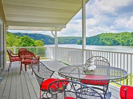 Hiwassee에 위치한 홀리데이 홈 Lakefront Hiwassee Home with Private Dock and Deck!