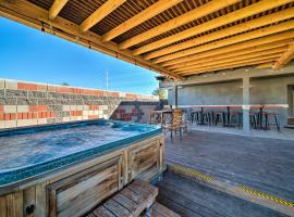 Tempe Temptation Luxury Home with Jacuzzi, Hotel in Tempe