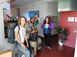 Casa Treveris - Non profit Hostel, hotel v mestu Sucre