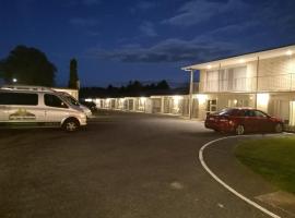 Twin Coast Adventures, hotel with parking in Kaikohe