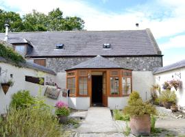 Swallow Cottage - Large Family Cottage with Beautiful Views, hotel in Marnoch