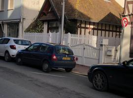 Charmante maison cœur de ville La Gare des vacances, hotel en Deauville