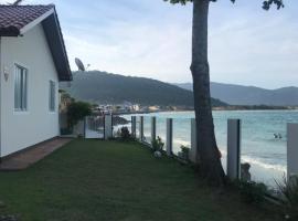 Casa praia frente ao mar, khách sạn gần Bãi biển Lagoinha do Leste, Florianópolis