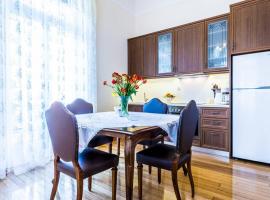Neoclassical apartment with 3 bedrooms in Piraeus, hotel in Piraeus