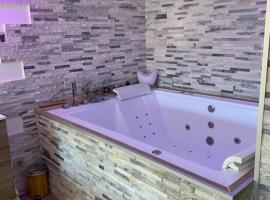 Le Menhir Jacuzzi Lit 200x200, hotel in Le Cendre