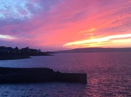 Perfect getaway, seafront home, hotel a Bangor