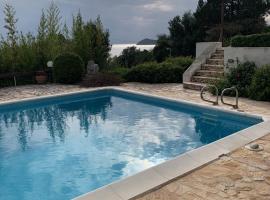 Villa KATHERINA G, hotel with parking in Schinias