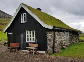 Turf house in Saksun with panoramic view