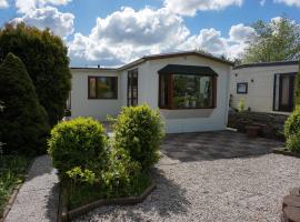 Chalet at a holiday park in Opmeer near Amsterdam, קוטג' בOpmeer