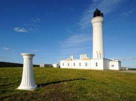 Covesea Lighthouse Cottages, hotel in Lossiemouth
