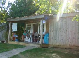 CAMPING LES GRAVES, hotell i Saint-Pierre-Lafeuille