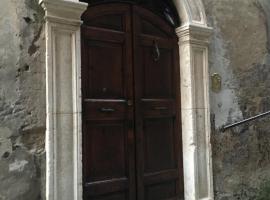 Antica Dimora della Chiesa – hotel z parkingiem w mieście Serrone