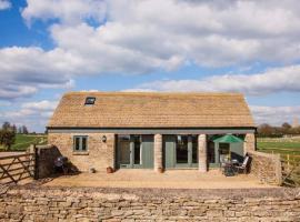 Secluded Romantic Cotswolds Barn - Sleeps 2 to 4 - Near Cirencester - Dog Friendly, hotel in Kemble