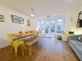Beach Walk House, Camber Sands, Sleeps 8, holiday home in Camber