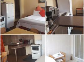Amberlight Self Catering Accommodation, hotel u gradu Krugersdorp