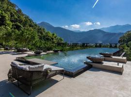 The Bale Villas牛眠埔里, hotel con pileta en Puli