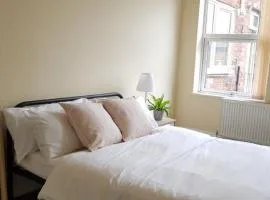 Beautiful 4 bedroom Victorian Apartment Sleeps 7 STOCKPORT