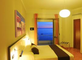 Hotel Mediterraneo, готель у місті Сапрі