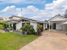 Sandy Toes Holiday Home Orewa, hotell i Orewa