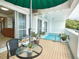 FreedomHillsフリーダムヒルズA棟, hotel v destinaci Tomigusuku