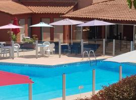 Albatros Appart 40 m2, 2 pièces près côte d'azur, piscine, parking, proche du Golf St Donat, Hotel mit Pools in Mouans-Sartoux