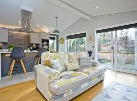 Nyland Lodge - Hot Tub - Fireplace - Free Parking & WiFi