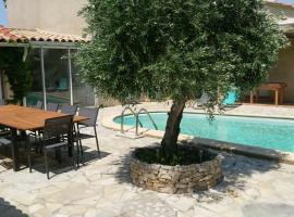 maison avec piscine, hotel sa bazenima u gradu Lézignan-Corbières