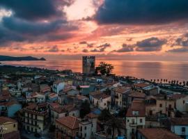 Casa tranquilla e luminosa con terrazzo a due passi dal mare, hôtel à Brolo