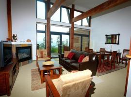 Large & Luxurious Oceanview Villa - Pacific Rim Retreat, hotel Uclueletben