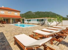 Villa Zara with heated Hydromassage-Pool, hotel in Vrgorac