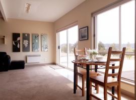 Couples Retreat with Mountain View Near Hobart, hotel em Sandford