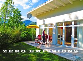 FLORES, Ferienhaus oder Doppelzimmer, im Grünen, 5 Gehminuten ins Zentrum, Parkplatz, zero emissions บ้านพักในบาดอิสชิล