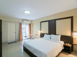 P Park Residence Suvarnabhumi, hotel near Hua Mark Airport Rail Link Station, Bangkok