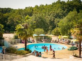 Chalets du Soleil, готель з басейнами у місті Mauroux