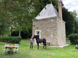 Romantic anciens cottage in a beautiful park，La Fontaine-Saint-Martin的度假住所