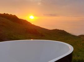 SeaView Retreat -Amazing Ocean Views and Outdoor bath, feriebolig i Waiuku