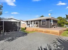 The Black Bach - Mt Maunganui Holiday Home