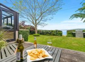 Mokoia Sunrise - Lakefront Ngongotaha Holiday Home
