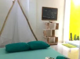 "NOMORE" Gallery and Guesthouse、ジョグジャカルタのB&B